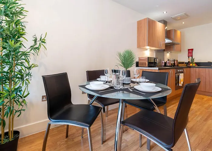 Central Apartment - Chinatown - Balcony - Secure Parking 1Arc
